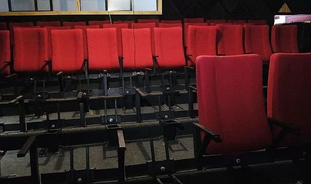 kemer belediye baskani necati topaloglu sinema ve tiyatro salonunda koltuklar doseniyor TpFdMpBI jpg