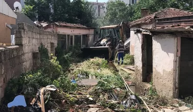 Lüleburgaz’da metruk binaların yıkımı sürüyor