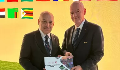 Mehmet Büyükekşi, FIFA Başkanı Gianni Infantino ile bir ortada