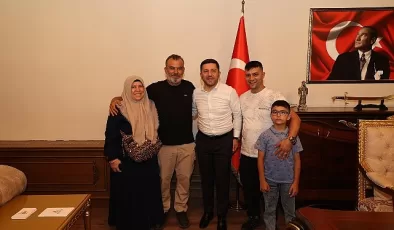 Nevşehir Belediye Başkanı Rasim Arı, Kurban Bayramı öncesinde kendisini ziyaret ederek hem talep ve önerilerini hem de hayırlı olsun dileklerini iletmek isteyen vatandaşları konuk etti