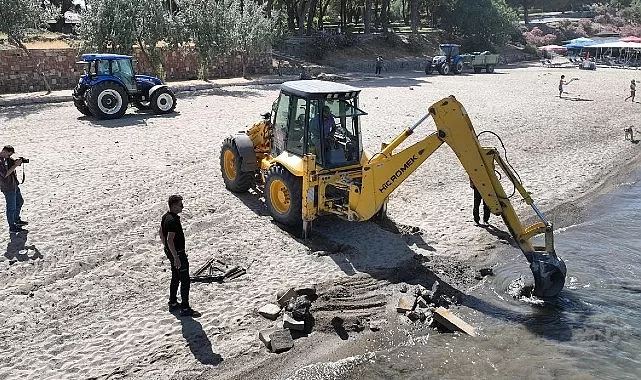 Ören Plajı’nda Metal Kalıntılar Temizlendi