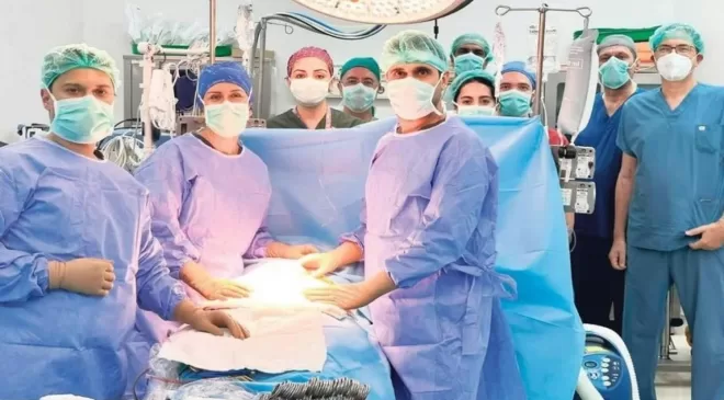 Türkiye’de bir ilk! 24 haftalık bebek anne karnındayken ameliyat edildi