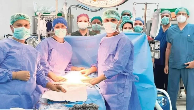 Türkiye’de bir ilk! 24 haftalık bebek anne karnındayken ameliyat edildi