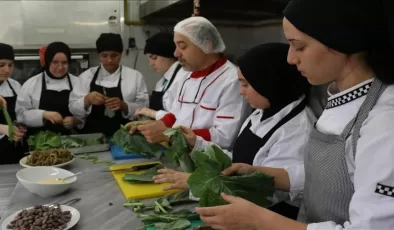 Yalova’da kız öğrenciler her gün 11 okuldaki 800 öğrenciye yemek yapıyor!