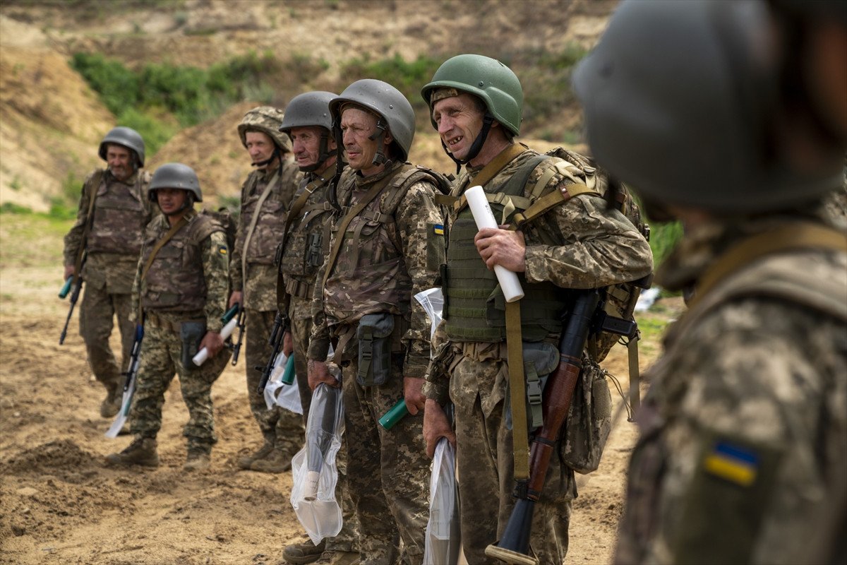 yasi ilerlemis ukranyali askerlerin egitimleri suruyor 3 nfTtlLCg