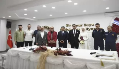 Ankara’da iç ısıtan düğün: Sinem Kaynak kendisini enkazdan kurtaran itfaiye eriyle evlendi
