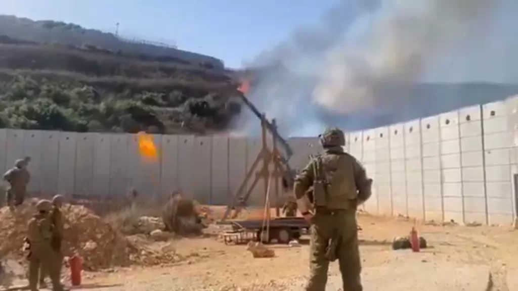 israil askerleri lubnan sinirinda mancinikla tarlalari atese verdi q1ZS7iqY