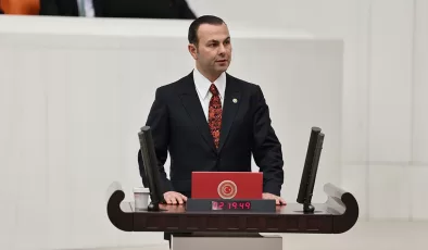 İyi Parti İstanbul Milletvekili Seyithan İzsiz partisinden istifa etti
