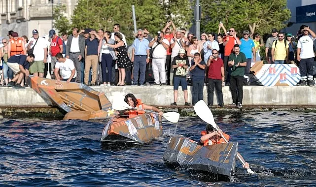 Karton tekneler İzmir Körfezi’nde kıyasıya yarıştı