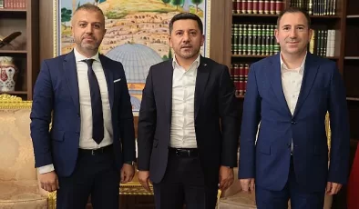 Nevşehir’deki çeşitli sivil toplum örgütü temsilcileri, iş insanları ve vatandaşlar, Belediye Başkanı Rasim Arı’yı ziyaret etti
