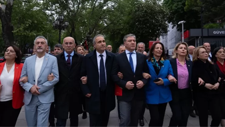 Protesto için MEB’e yürüyen CHP milletvekillerine “simit” sürprizi
