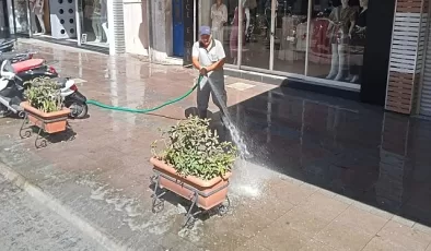 Salihli Belediyesi Temizlik İşleri Müdürlüğüne bağlı ekipler cadde ve sokak yıkama çalışmalarına ara vermeden devam ediyor