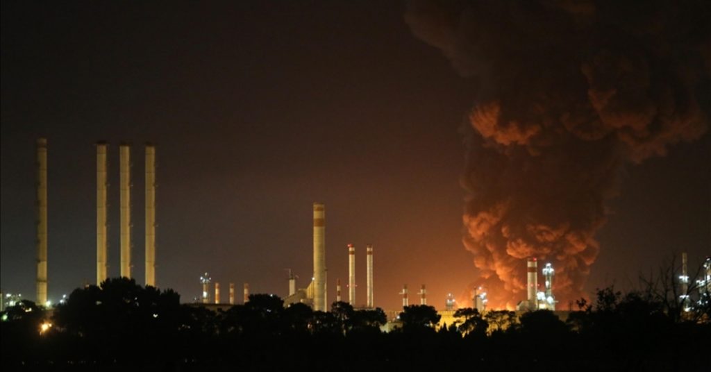 son dakika haberi iran039in guneybatisinda bir petrol rafinerisinde yangin meydana geldi dunya haberleri dis haberler