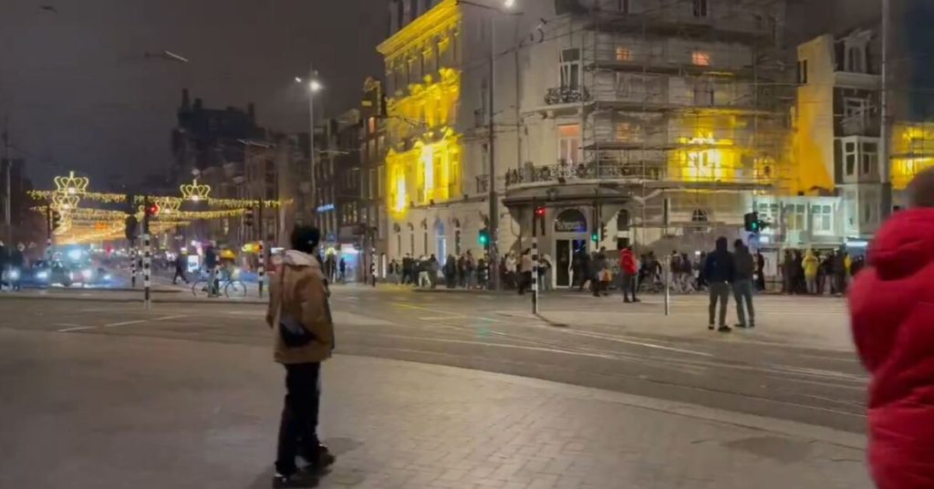 ajax ile maccabi tel aviv maci sonrasi sokaklar karisti israilli taraftar grubu hollanda039da saldiriya ugradi dis haberler