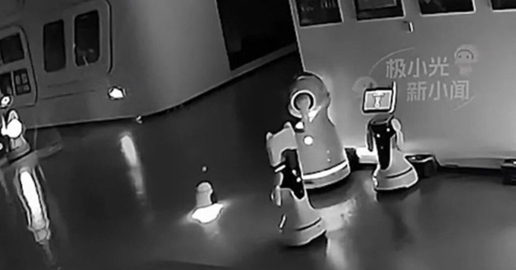 minik robot diger robotlari kacmaya ikna etti quotfazla mesai mi yapiyorsunuzquot dis haberler