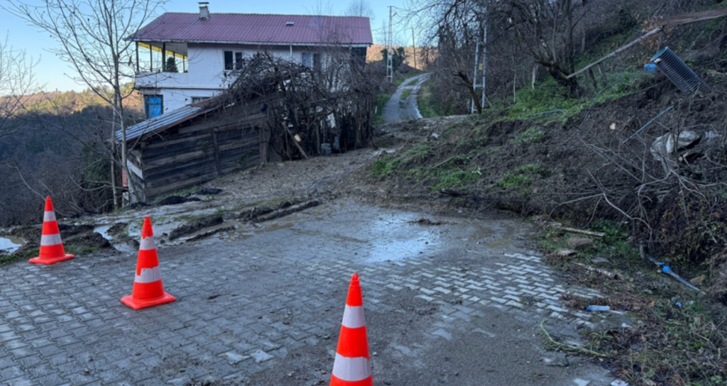 bartine28099da heyelan koy yolu kapandi