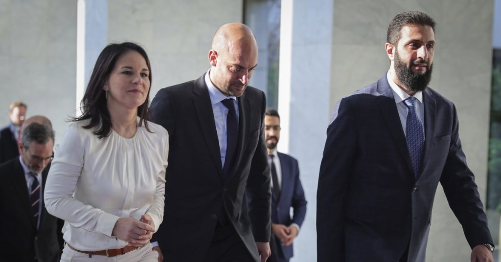 ahmed sara ile alman disisleri bakani baerbock el sikismadi quotsiradan bir el sikisma beklemiyordumquot dis haberler