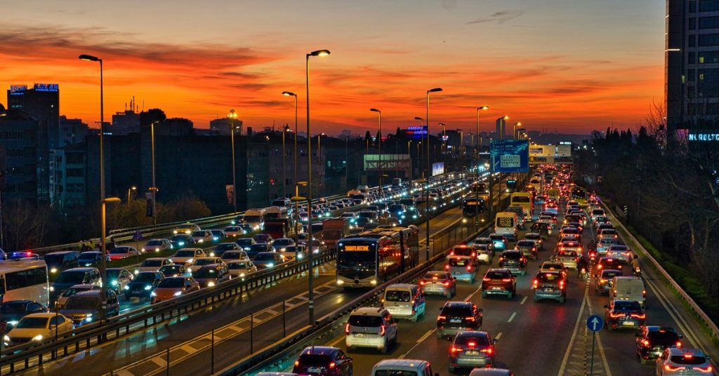 istanbul listenin ilk sirasinda suruculerin 105 saati trafikte geciyor dis haberler