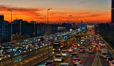 İstanbul listenin ilk sırasında: Sürücülerin 105 saati trafikte geçiyor! | Dış Haberler