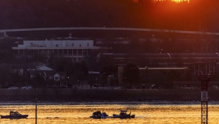 ABD'de helikopterle uçağın çarpıştığı kazada hayatını kaybeden 55 kişinin kalıntılarına ulaşıldı | Dış Haberler